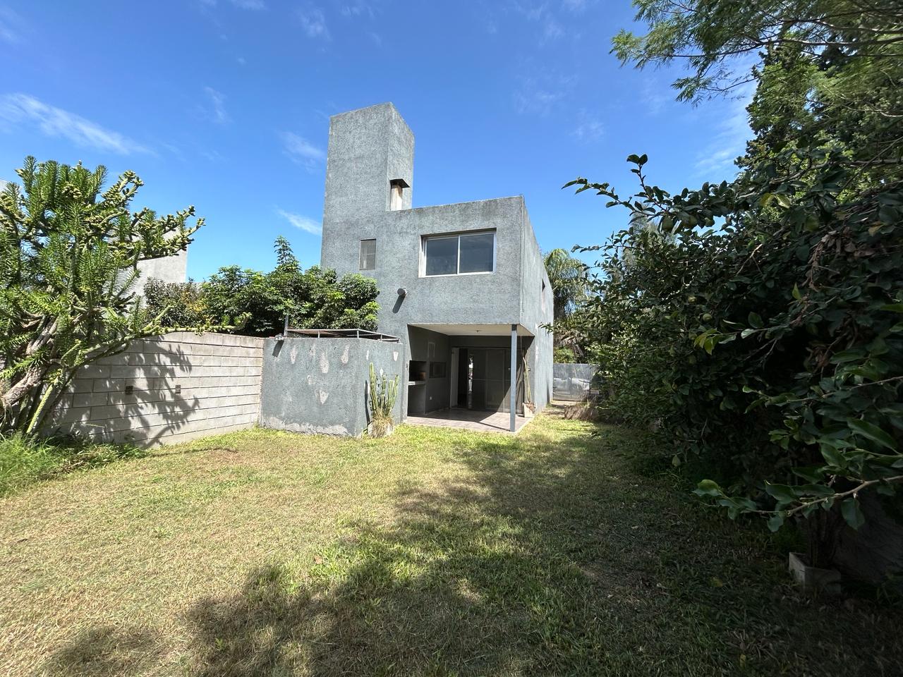 GRAN OPORTUNIDAD - VENTA CASA 3 DORM 3 BAÑOS GALERÍA Y PATIO - B° PALMAS DE CLARET