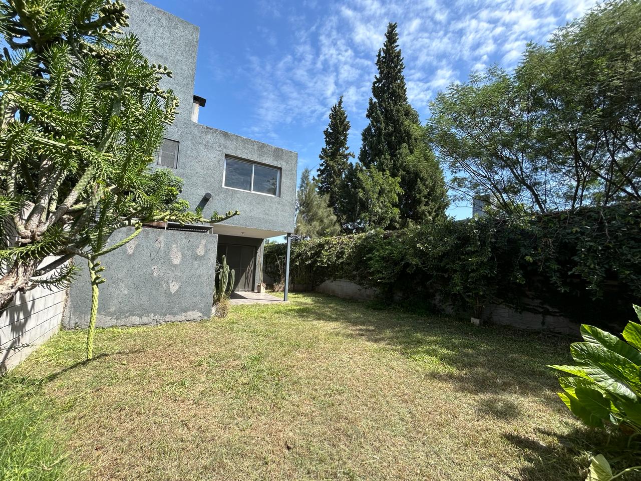 GRAN OPORTUNIDAD - VENTA CASA 3 DORM 3 BAÑOS GALERÍA Y PATIO - B° PALMAS DE CLARET