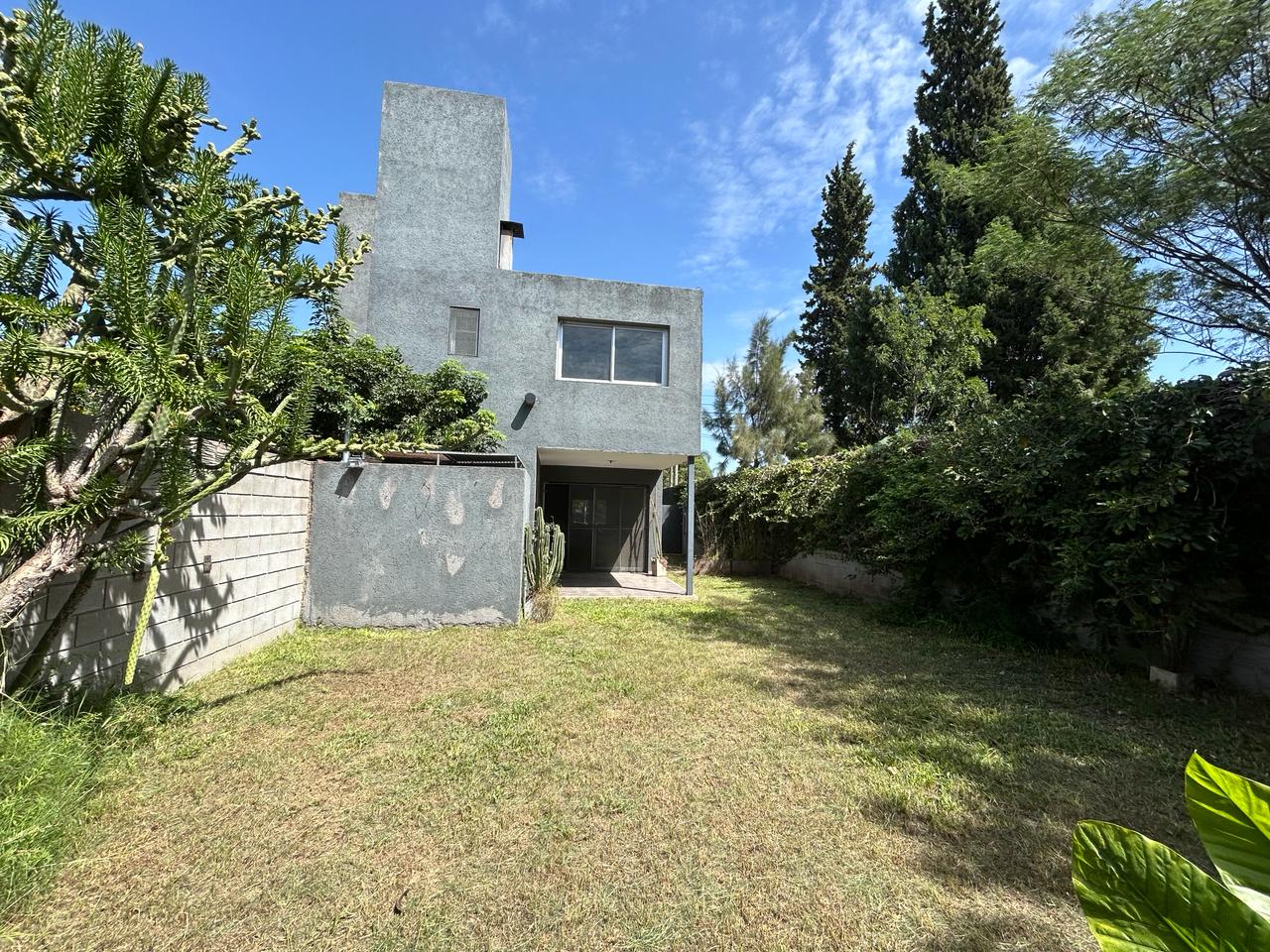 GRAN OPORTUNIDAD - VENTA CASA 3 DORM 3 BAÑOS GALERÍA Y PATIO - B° PALMAS DE CLARET