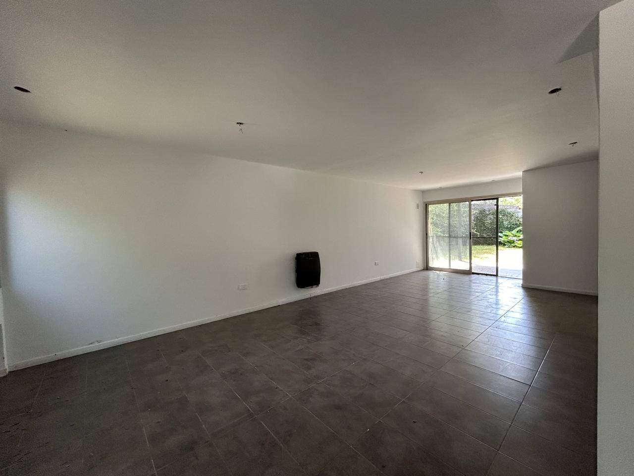 GRAN OPORTUNIDAD - VENTA CASA 3 DORM 3 BAÑOS GALERÍA Y PATIO - B° PALMAS DE CLARET