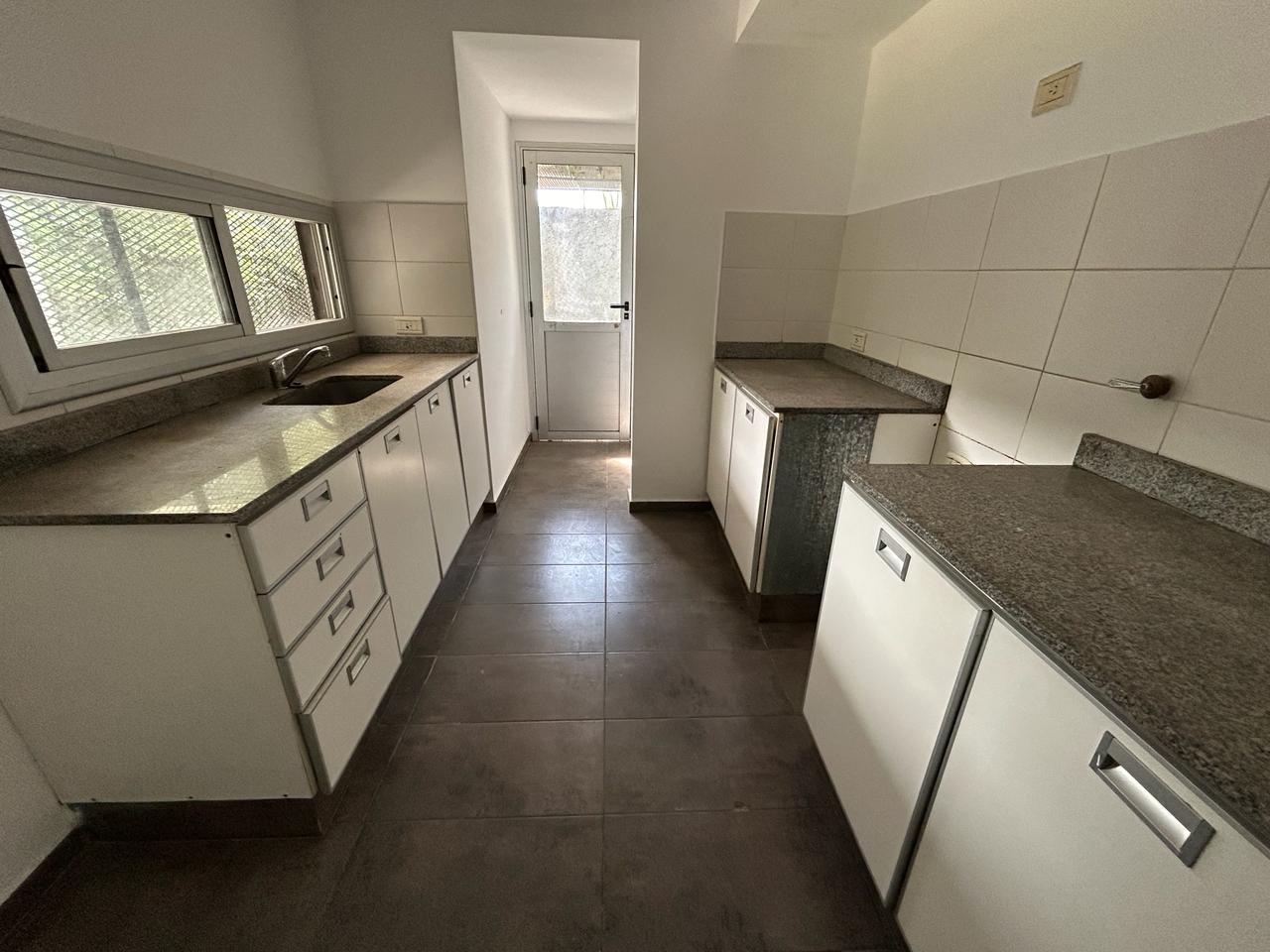 GRAN OPORTUNIDAD - VENTA CASA 3 DORM 3 BAÑOS GALERÍA Y PATIO - B° PALMAS DE CLARET