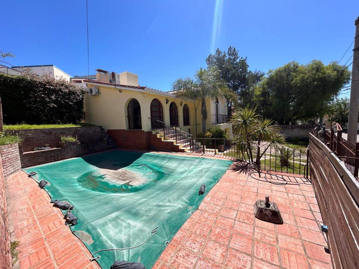 SE VENDE IMPORTANTE CASA VILLA SUIZA CARLOS PAZ