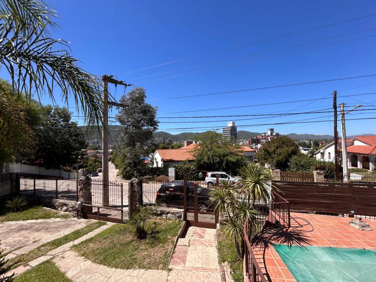 SE VENDE IMPORTANTE CASA VILLA SUIZA CARLOS PAZ