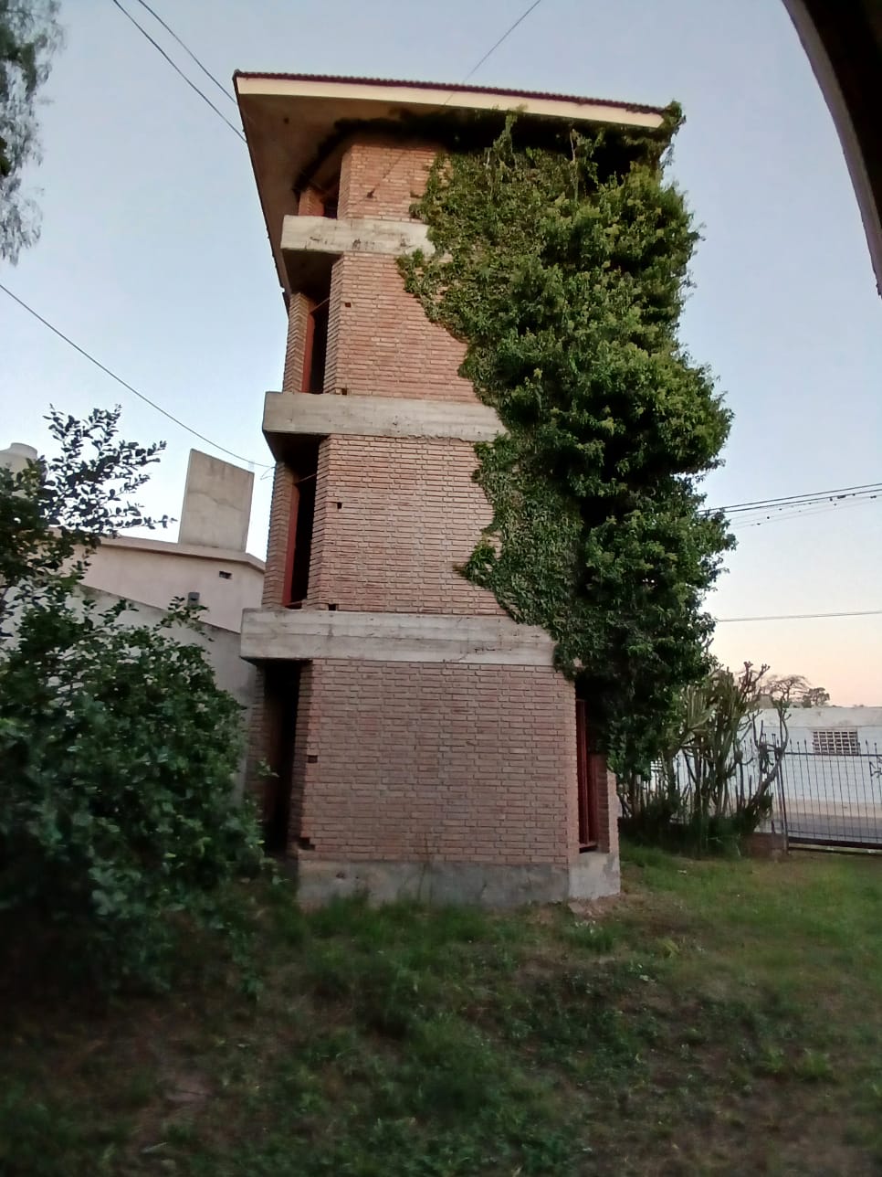 VENTA DE CASA 8 DORMITORIOS VILLA ALLENDE