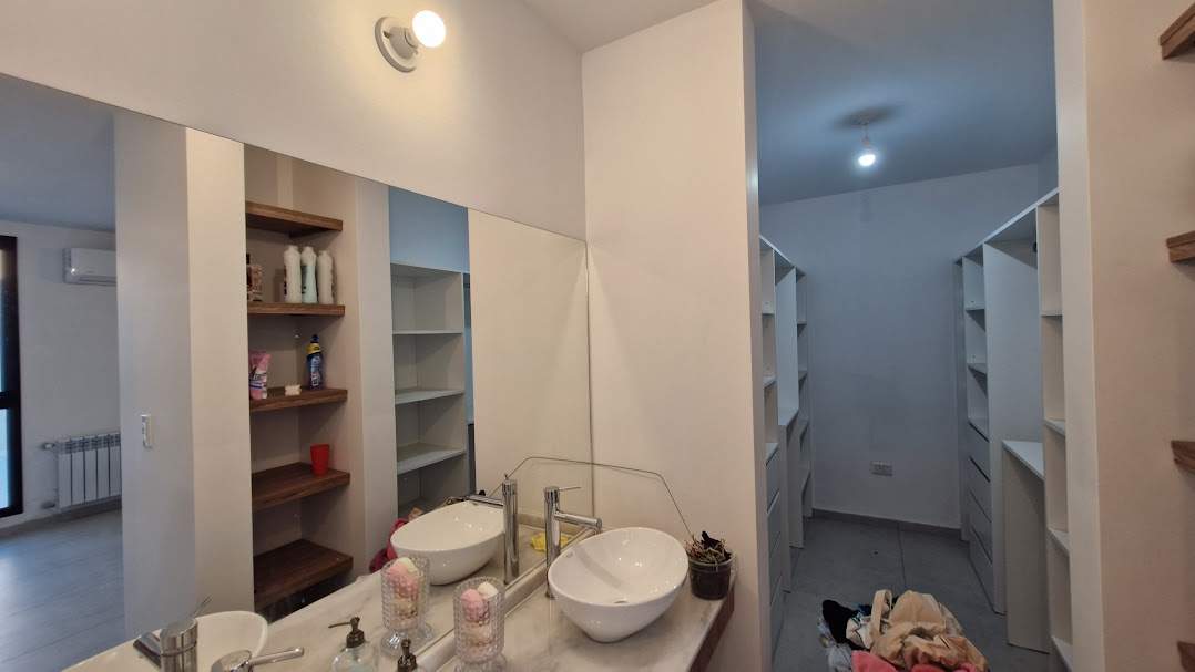 GRAN OPORTUNIDAD - VENTA CASA 3 DORM 3 BAÑOS GALERÍA - NUEVO POETA LUGONES