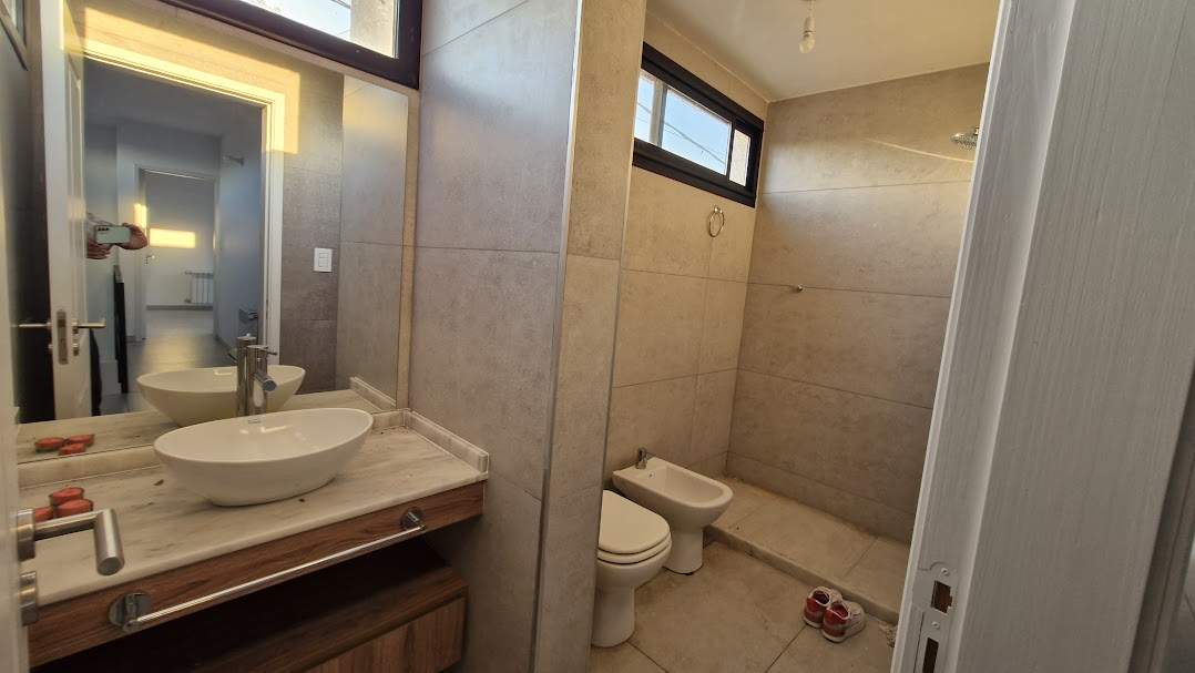 GRAN OPORTUNIDAD - VENTA CASA 3 DORM 3 BAÑOS GALERÍA - NUEVO POETA LUGONES