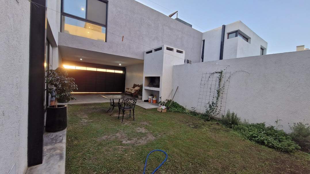 GRAN OPORTUNIDAD - VENTA CASA 3 DORM 3 BAÑOS GALERÍA - NUEVO POETA LUGONES