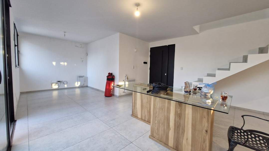 GRAN OPORTUNIDAD - VENTA CASA 3 DORM 3 BAÑOS GALERÍA - NUEVO POETA LUGONES