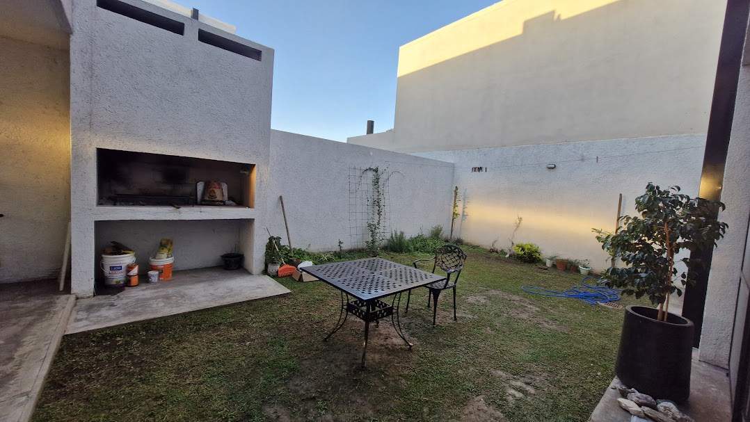 GRAN OPORTUNIDAD - VENTA CASA 3 DORM 3 BAÑOS GALERÍA - NUEVO POETA LUGONES