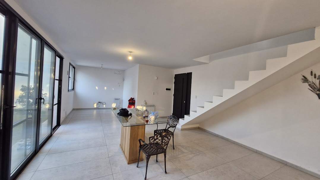 GRAN OPORTUNIDAD - VENTA CASA 3 DORM 3 BAÑOS GALERÍA - NUEVO POETA LUGONES