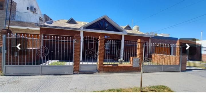 CASA EN VENTA 5 DORMI  B° POETA LUGONES