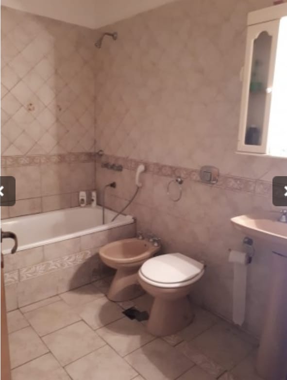 CASA EN VENTA 5 DORMI  B° POETA LUGONES