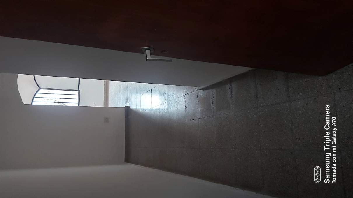 CASA EN VENTA EN MARQUES DE SOBREMONTE 3 DORM Y DOS BAÑOS MAS DOS LOCALES COMERCIALES