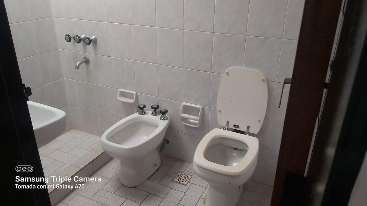 CASA EN VENTA EN MARQUES DE SOBREMONTE 3 DORM Y DOS BAÑOS MAS DOS LOCALES COMERCIALES