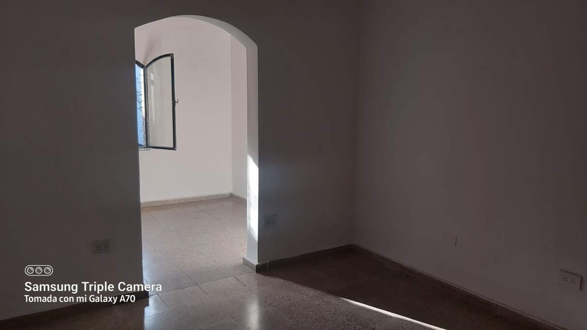 CASA EN VENTA EN MARQUES DE SOBREMONTE 3 DORM Y DOS BAÑOS MAS DOS LOCALES COMERCIALES