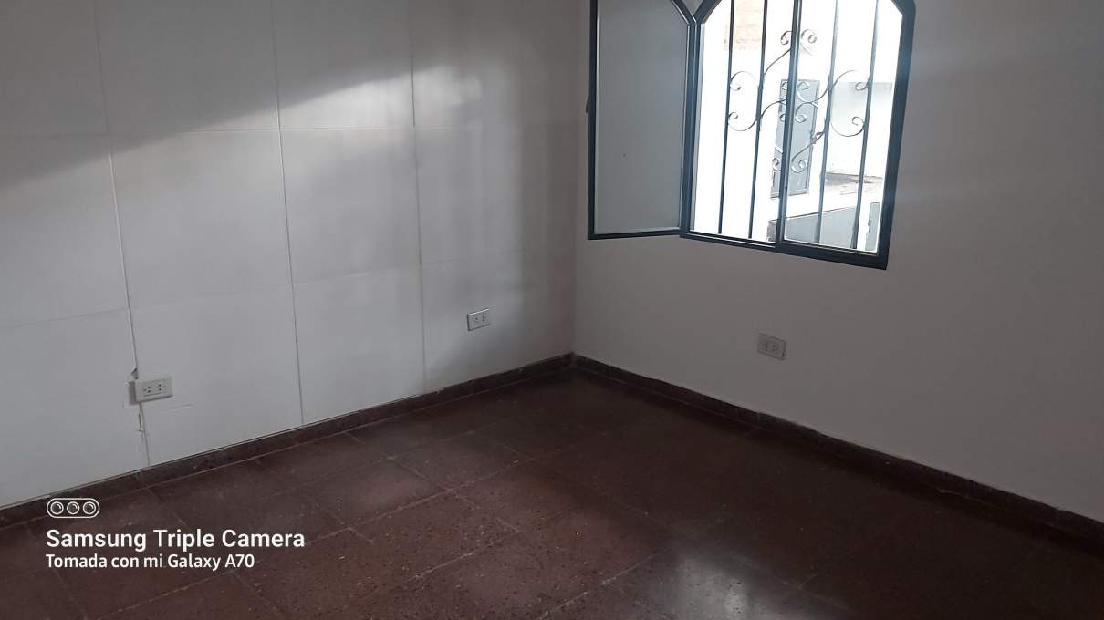 CASA EN VENTA EN MARQUES DE SOBREMONTE 3 DORM Y DOS BAÑOS MAS DOS LOCALES COMERCIALES