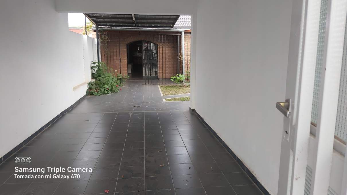 CASA EN VENTA EN MARQUES DE SOBREMONTE 3 DORM Y DOS BAÑOS MAS DOS LOCALES COMERCIALES
