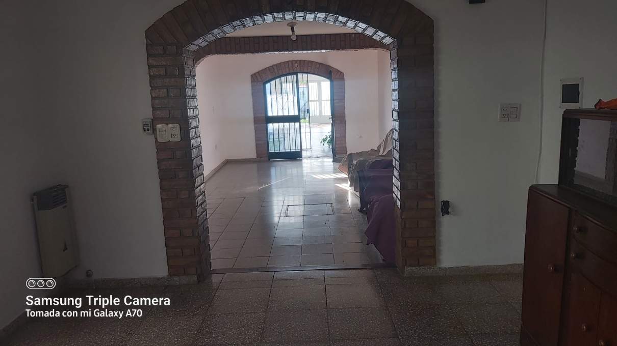 CASA EN VENTA EN MARQUES DE SOBREMONTE 3 DORM Y DOS BAÑOS MAS DOS LOCALES COMERCIALES