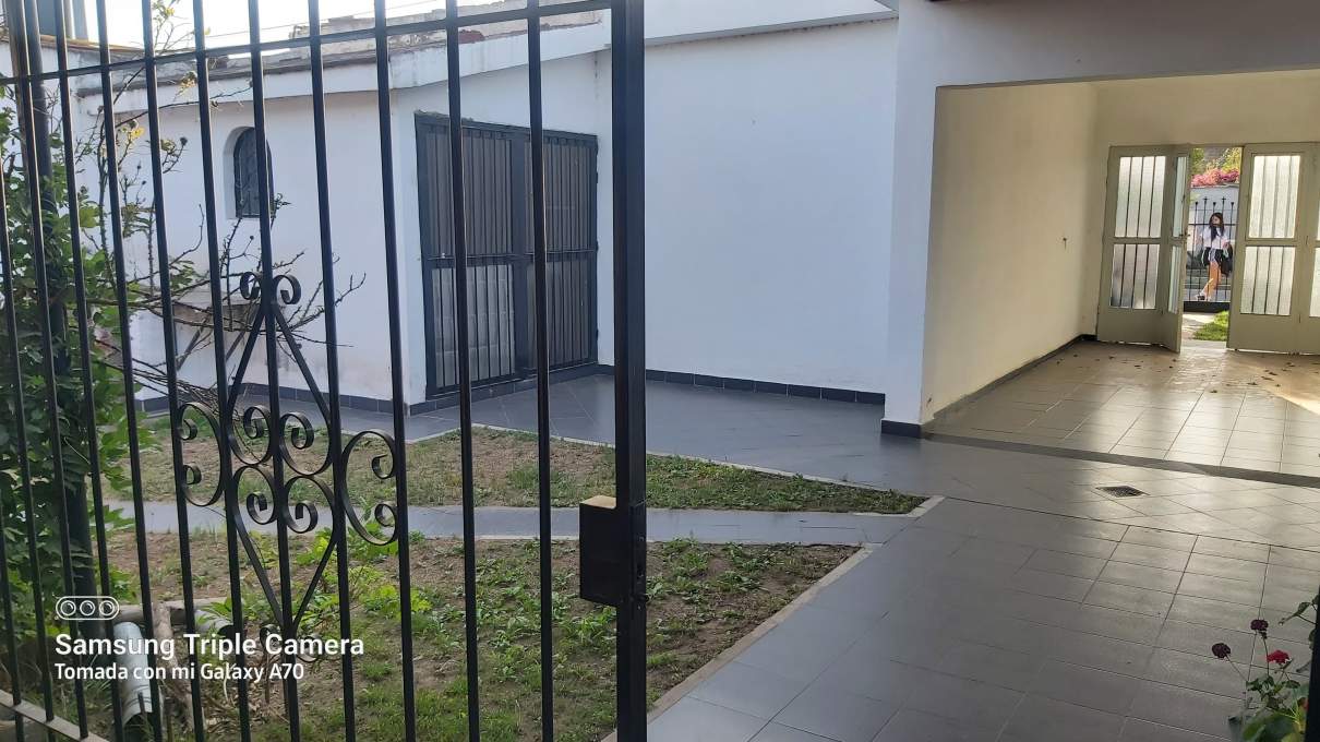 CASA EN VENTA EN MARQUES DE SOBREMONTE 3 DORM Y DOS BAÑOS MAS DOS LOCALES COMERCIALES