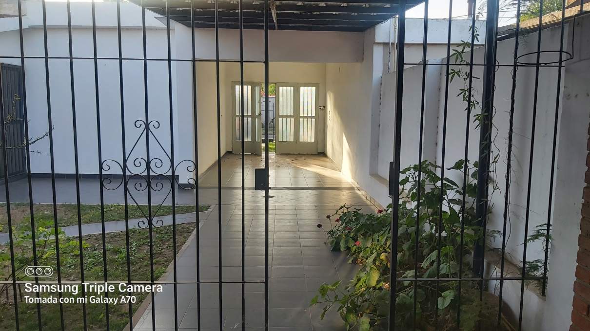 CASA EN VENTA EN MARQUES DE SOBREMONTE 3 DORM Y DOS BAÑOS MAS DOS LOCALES COMERCIALES