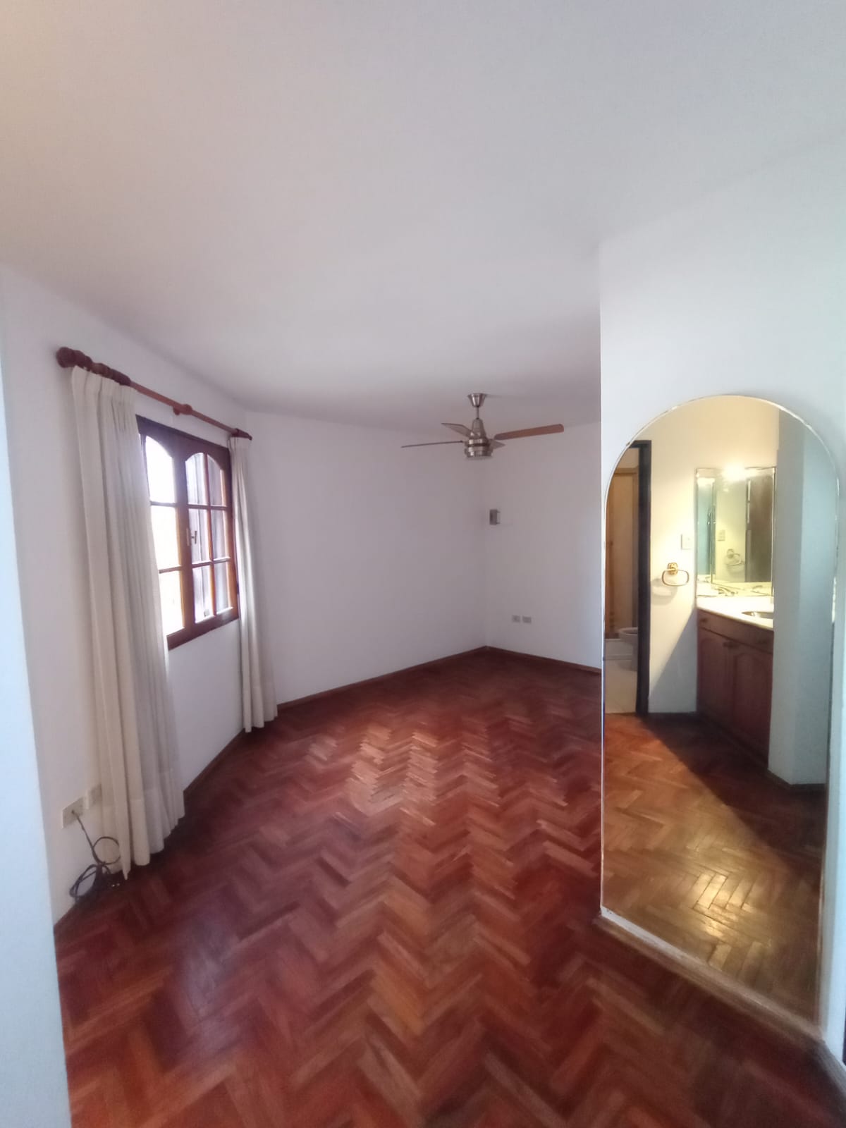 CASA MUY AMPLIA DE 4 DORM. EN VENTA B ALTOS DE VILLA CABRERA