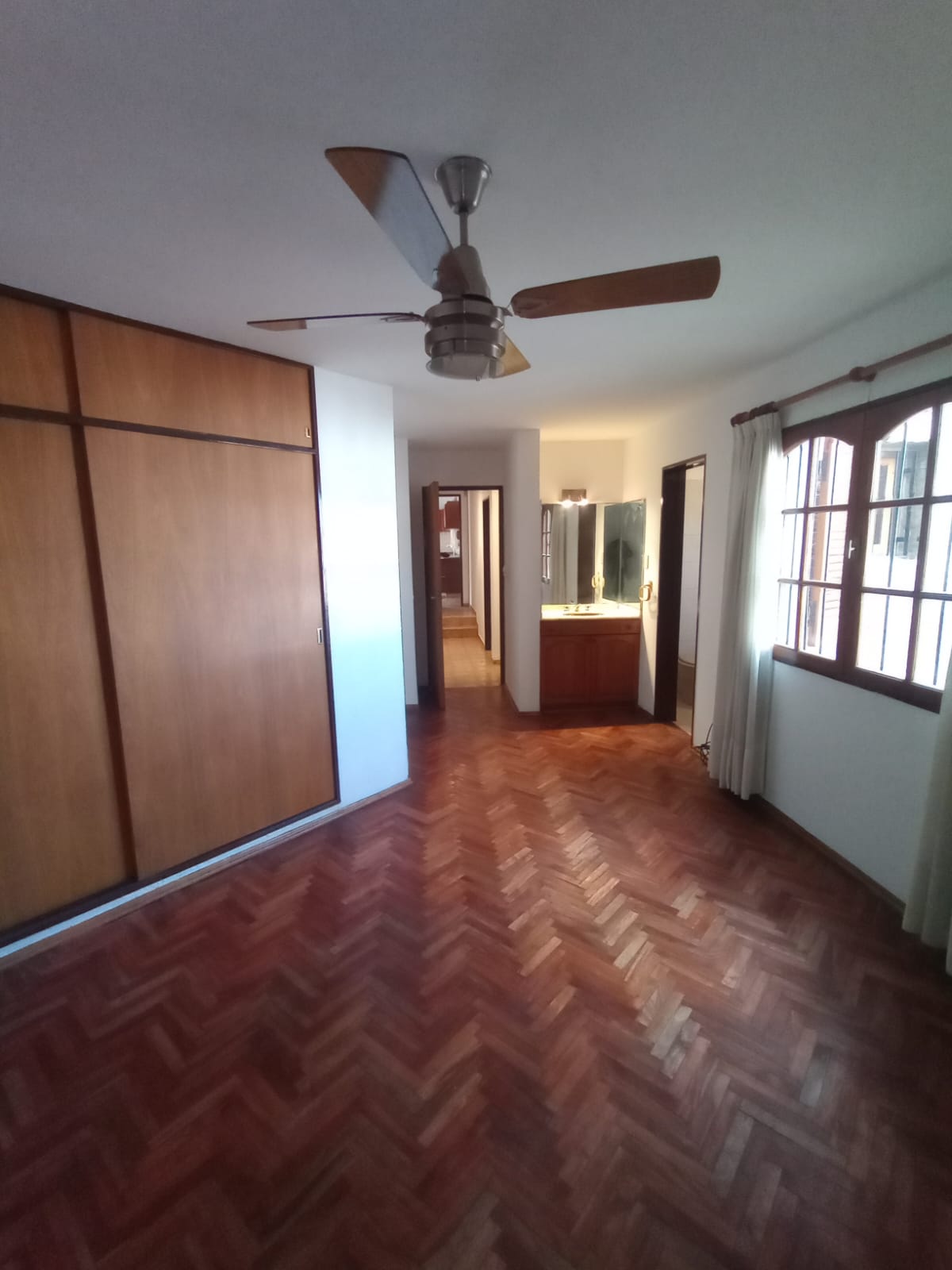 CASA MUY AMPLIA DE 4 DORM. EN VENTA B ALTOS DE VILLA CABRERA