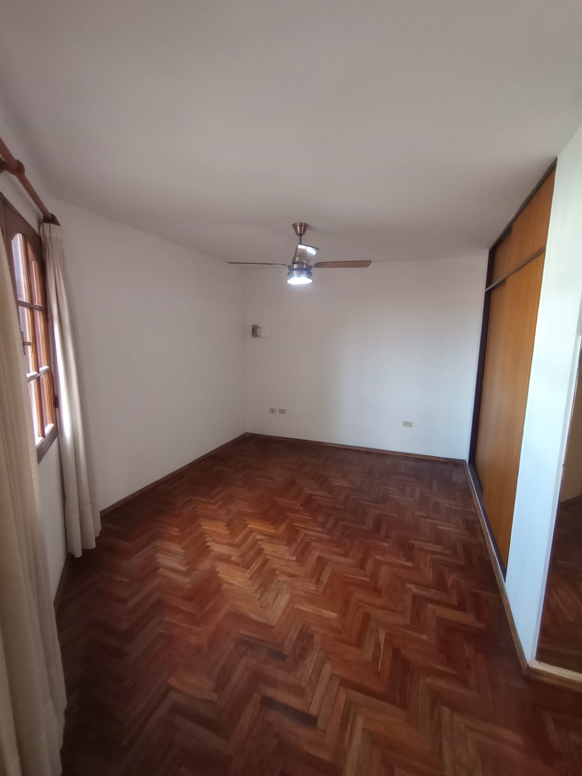 CASA MUY AMPLIA DE 4 DORM. EN VENTA B ALTOS DE VILLA CABRERA