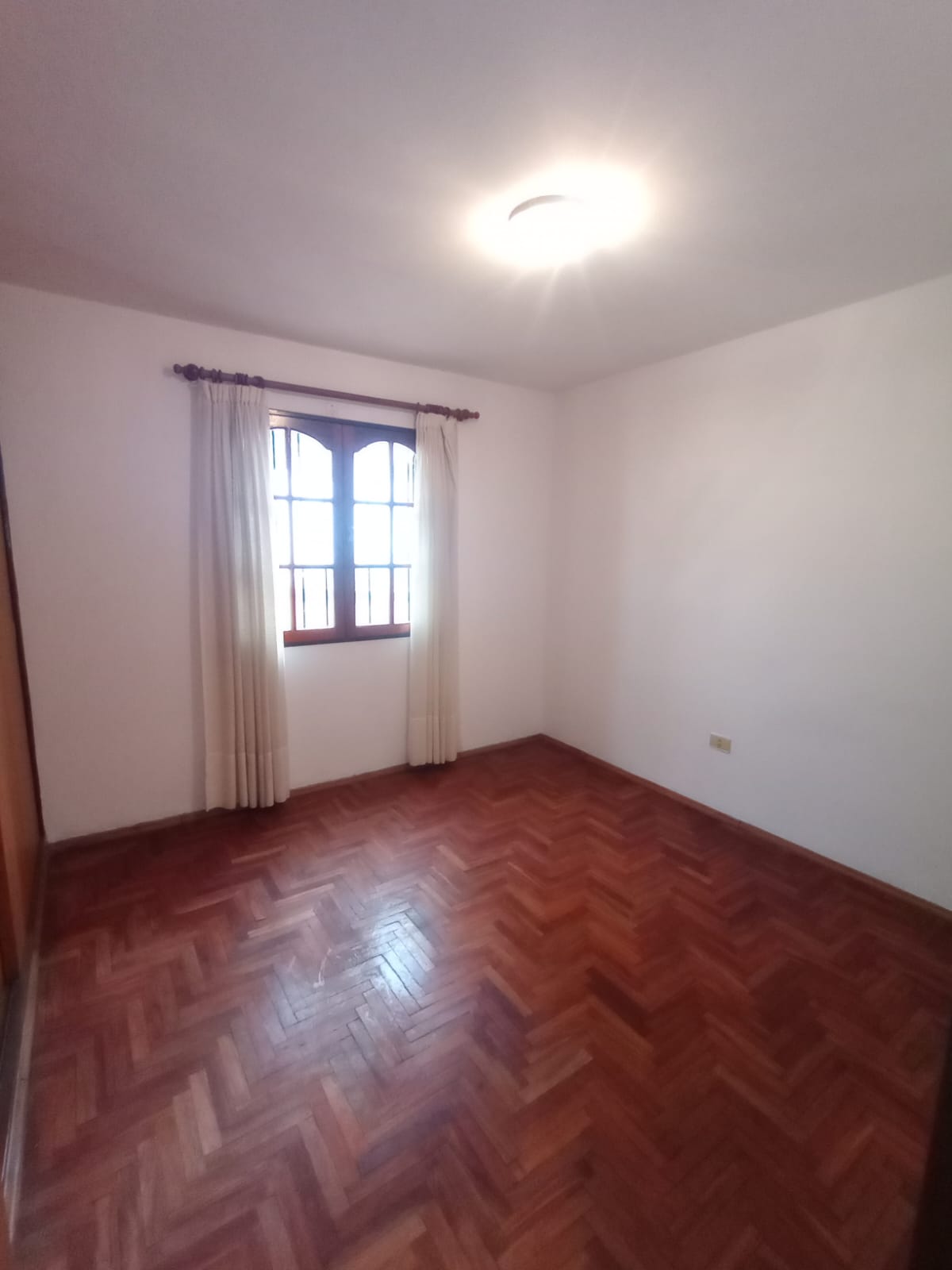 CASA MUY AMPLIA DE 4 DORM. EN VENTA B ALTOS DE VILLA CABRERA