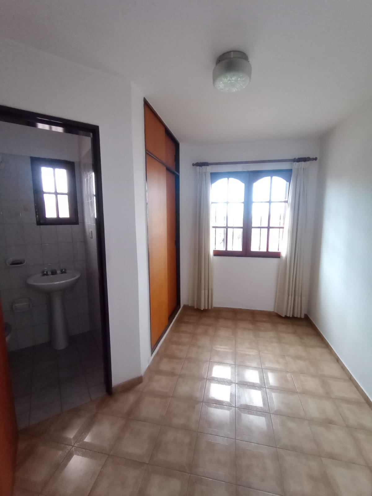 CASA MUY AMPLIA DE 4 DORM. EN VENTA B ALTOS DE VILLA CABRERA