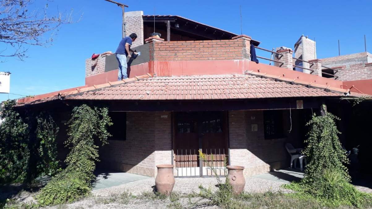 Parador comedor, con pileta, mas un departamento. Mina Clavero