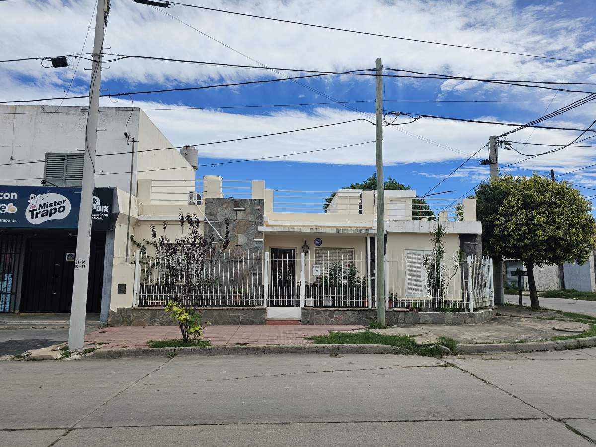 CASA ESQUINA A MEDIA CUADRA AV.LIBERTADO