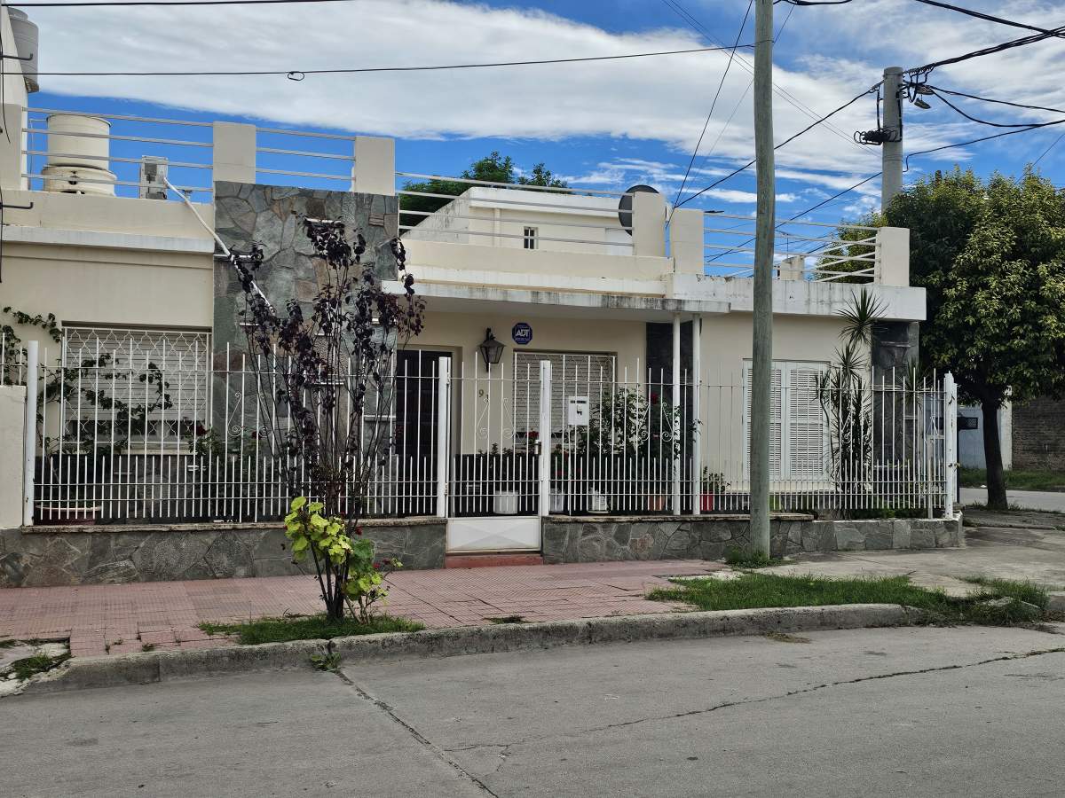 CASA ESQUINA A MEDIA CUADRA AV.LIBERTADO