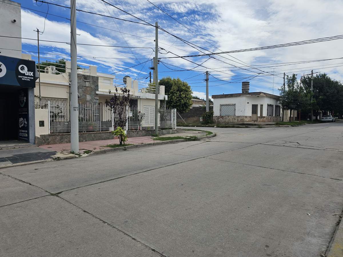 CASA ESQUINA A MEDIA CUADRA AV.LIBERTADO