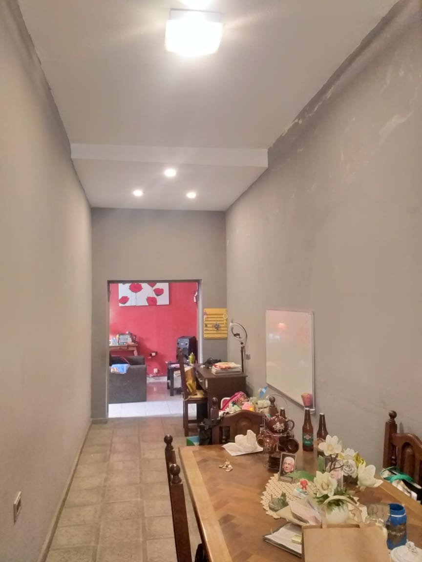 Vendo dos locales comerciales mas casa amplia. U$S 120000