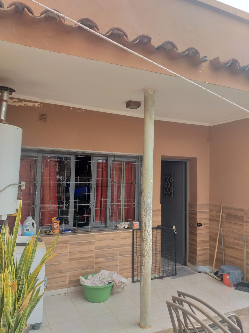 Vendo dos locales comerciales mas casa amplia. U$S 120000