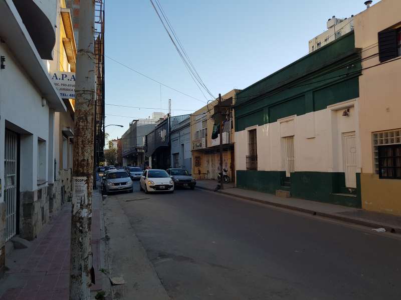 Terreno con casa a demoler en Alberdi