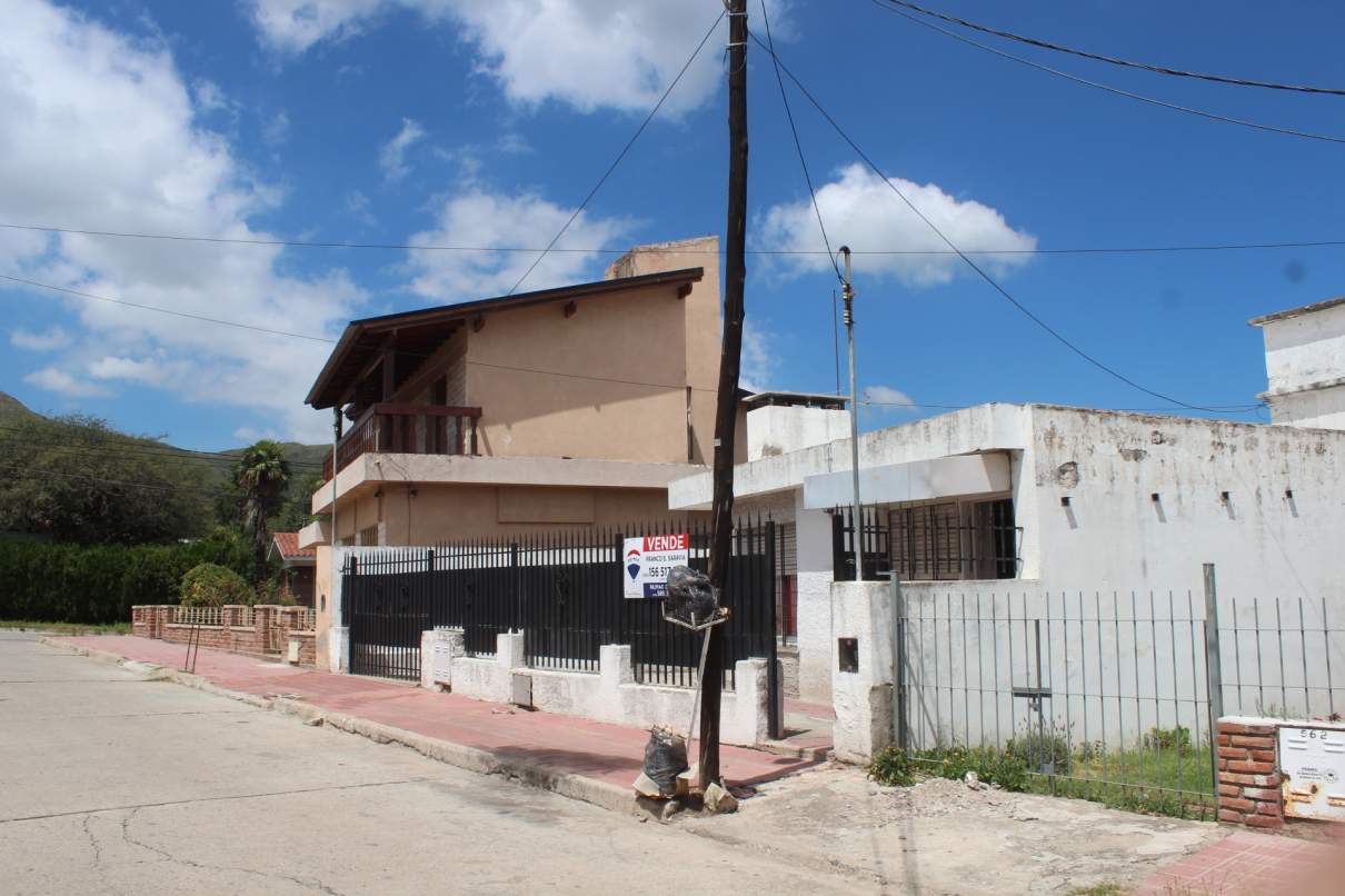 Se vende casa de dos dormitorios y departamento con un dormitorio, a metros del centro de La Falda, 