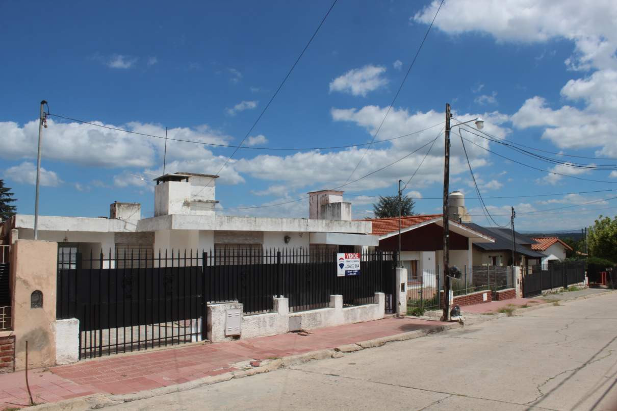 Se vende casa de dos dormitorios y departamento con un dormitorio, a metros del centro de La Falda, 