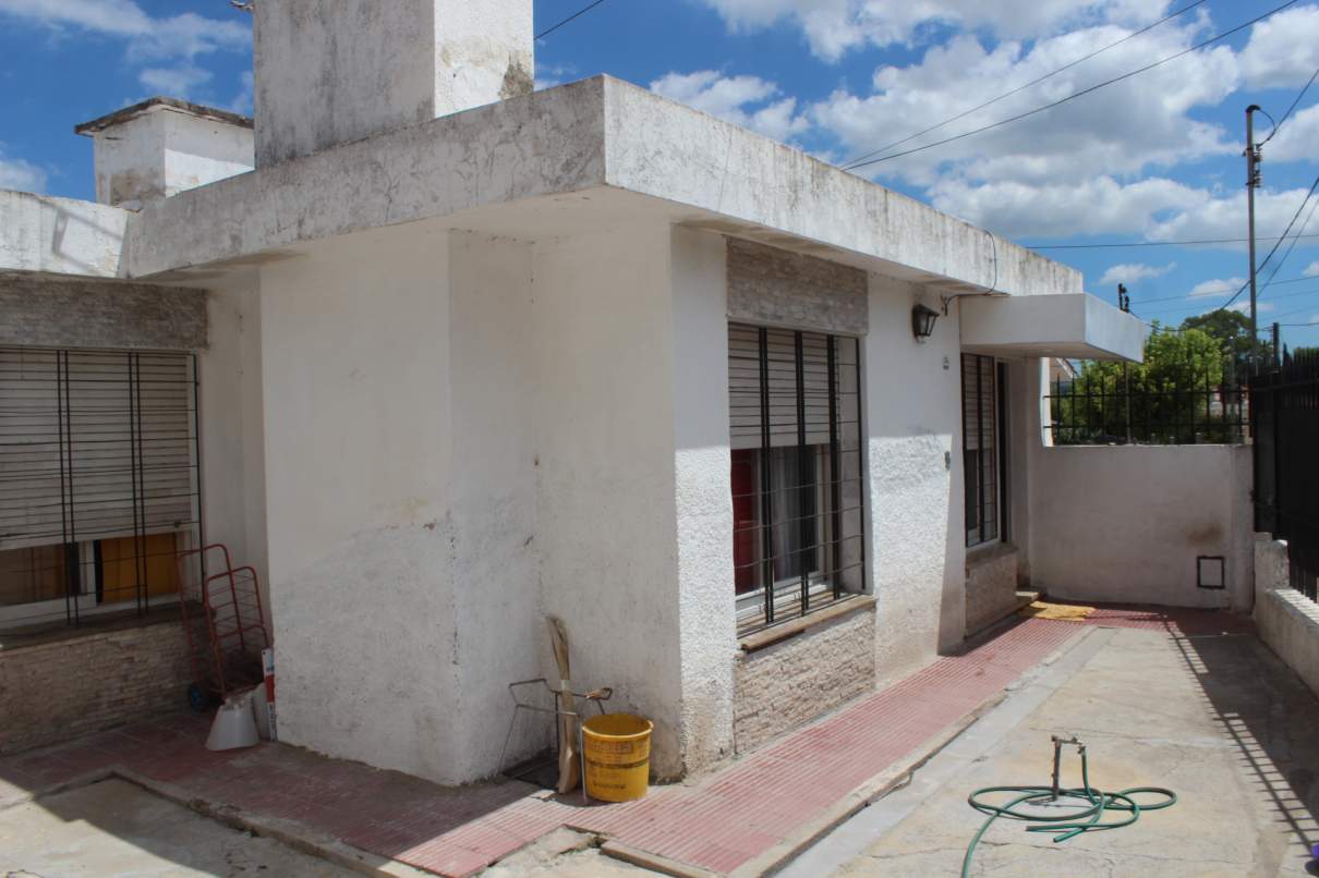 Se vende casa de dos dormitorios y departamento con un dormitorio, a metros del centro de La Falda, 