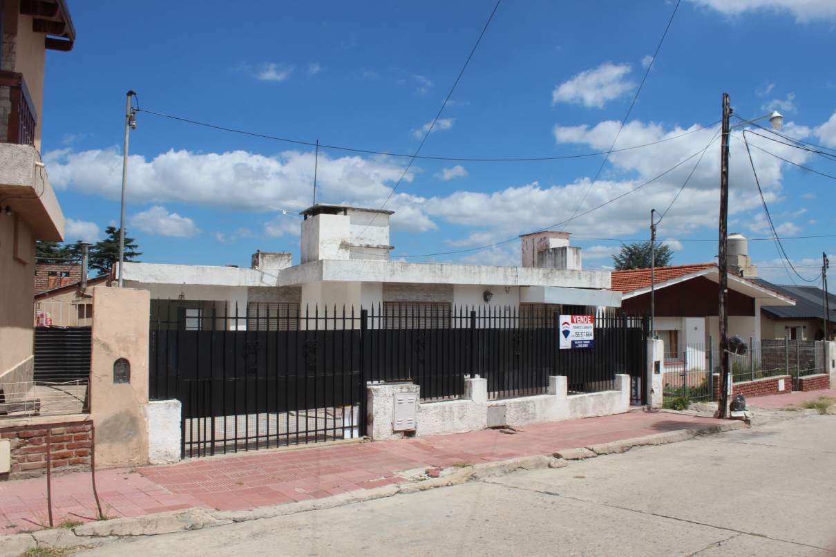 Se vende casa de dos dormitorios y departamento con un dormitorio, a metros del centro de La Falda, 