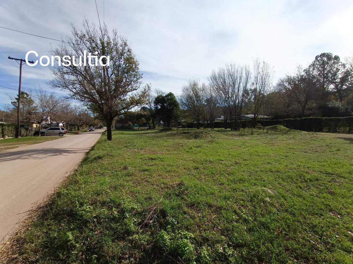 Terreno esquina céntrico , a 250 mts de la ruta, por calle del Bar Candilejas.