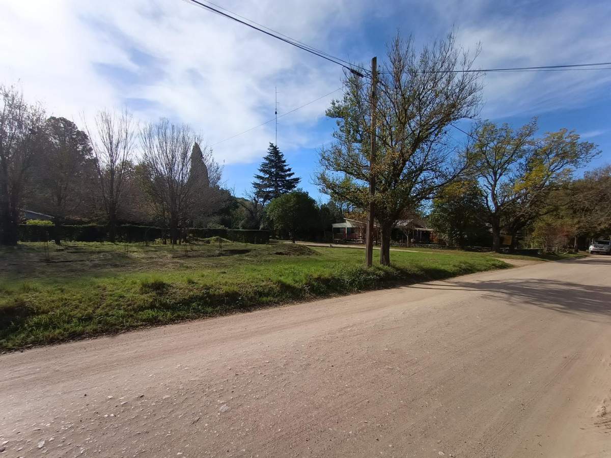 Terreno esquina céntrico , a 250 mts de la ruta, por calle del Bar Candilejas.