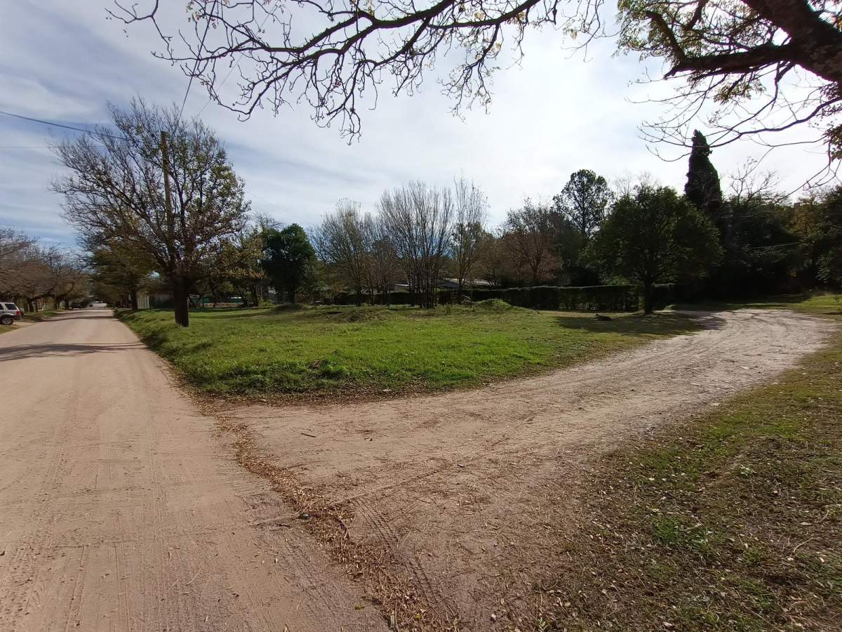 Terreno esquina céntrico , a 250 mts de la ruta, por calle del Bar Candilejas.