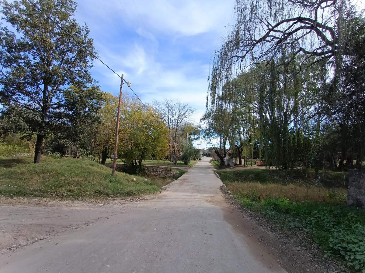 Terreno esquina céntrico , a 250 mts de la ruta, por calle del Bar Candilejas.