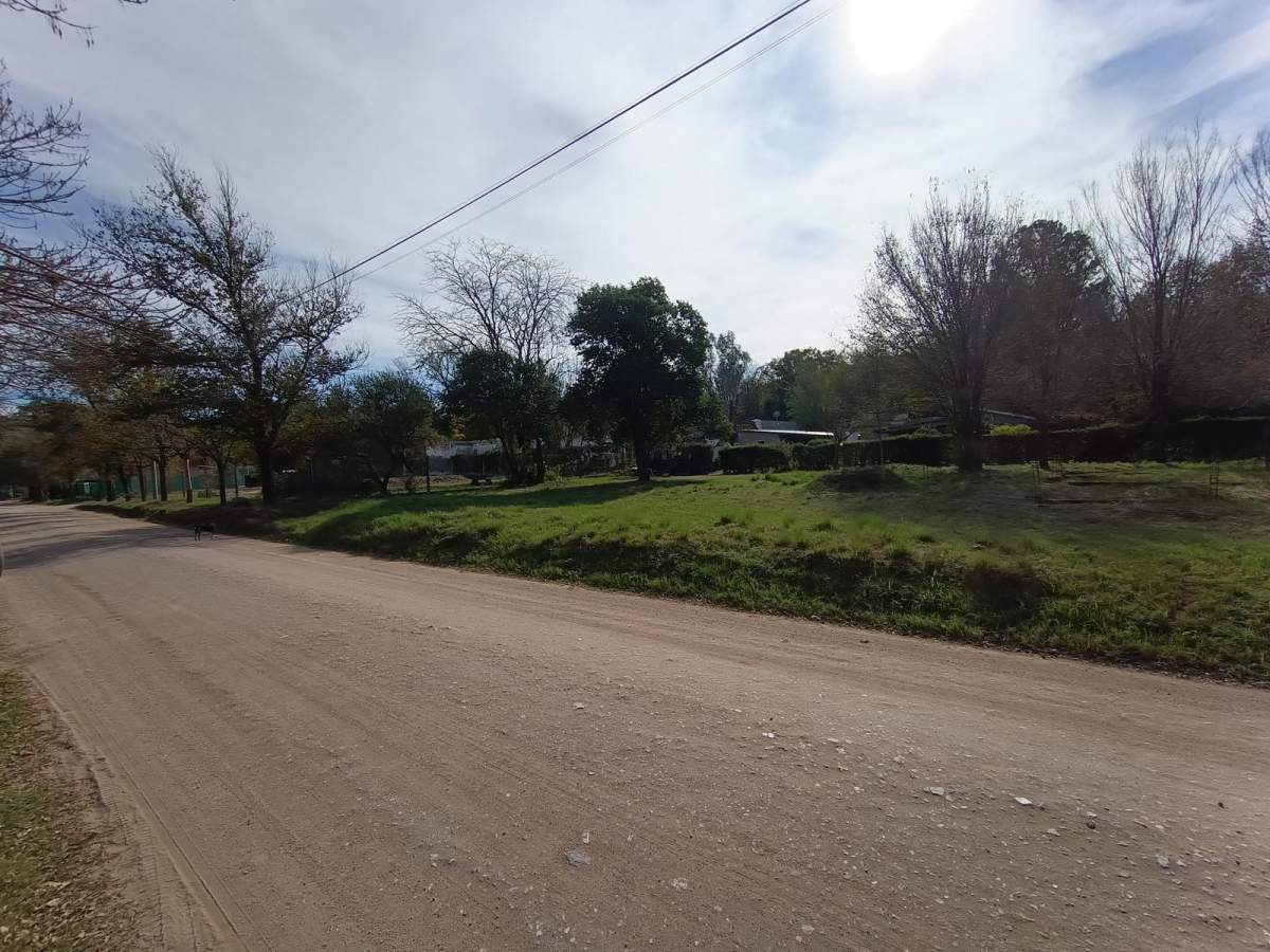 Terreno esquina céntrico , a 250 mts de la ruta, por calle del Bar Candilejas.