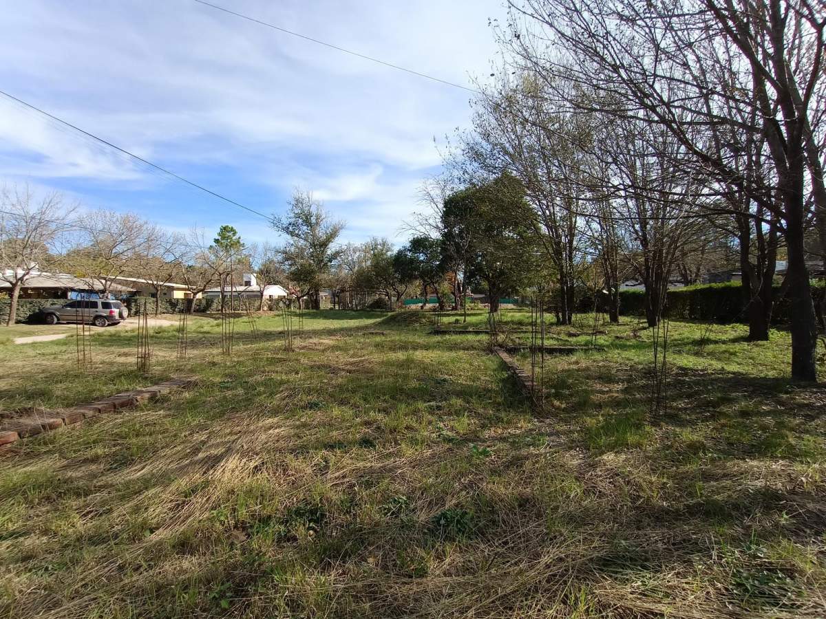 Terreno esquina céntrico , a 250 mts de la ruta, por calle del Bar Candilejas.