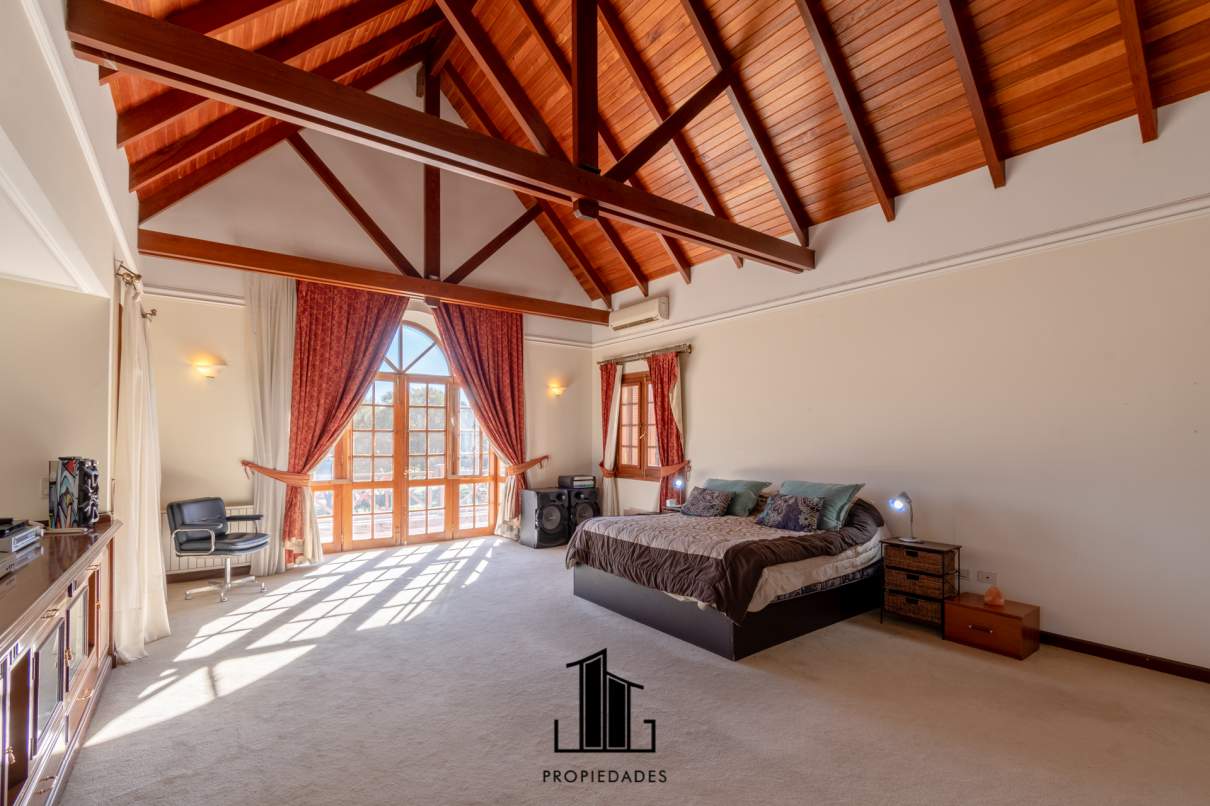 VENTA CASA EN 2 LOTES FONDO GOLF EN COUNTRY LAS DELICIAS. RECIBE MENOR