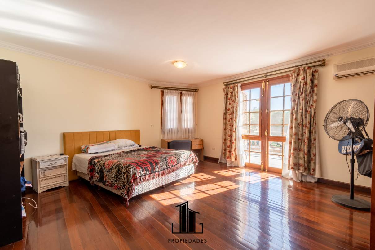 VENTA CASA EN 2 LOTES FONDO GOLF EN COUNTRY LAS DELICIAS. RECIBE MENOR