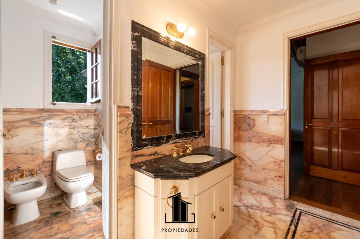 VENTA CASA EN 2 LOTES FONDO GOLF EN COUNTRY LAS DELICIAS. RECIBE MENOR