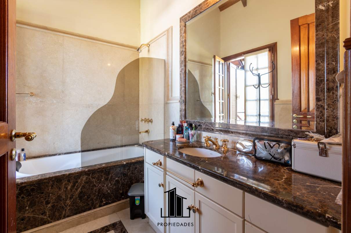 VENTA CASA EN 2 LOTES FONDO GOLF EN COUNTRY LAS DELICIAS. RECIBE MENOR